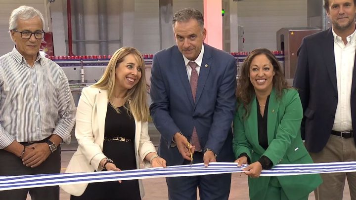 Orsi visitó nueva línea de producción de latas de refrescos en planta de Coca-Cola