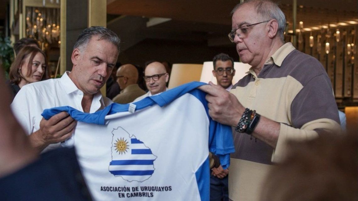 Yamandú Orsi cierra gira en Barcelona con emotivo encuentro y obsequio de uruguayos en Cambrils