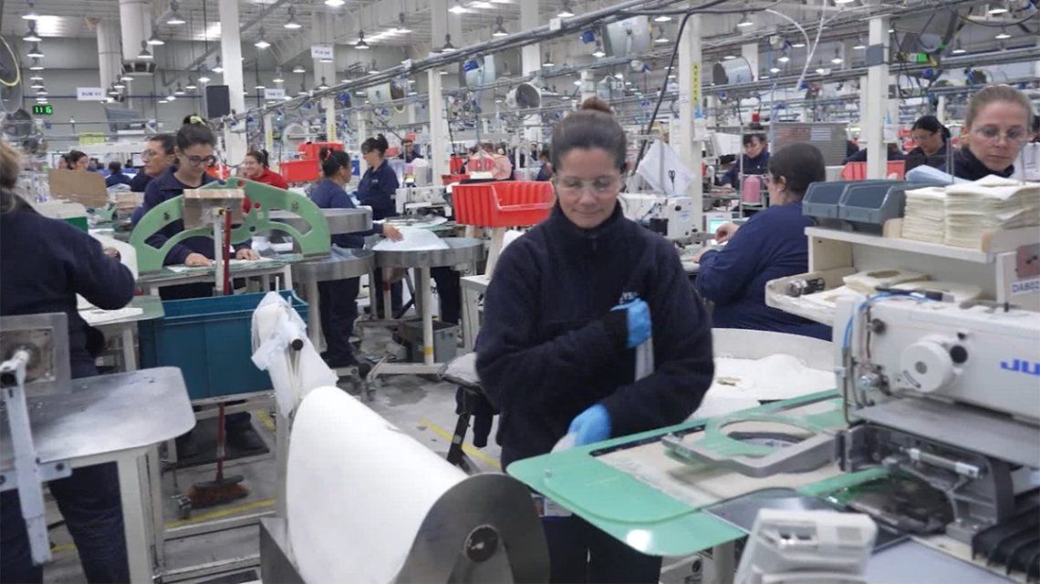 Yamandú Orsi visita Joyson Safety Systems, destacando su impacto laboral y exportador en San José