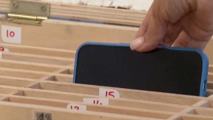 Ministro Mahía Opta por la Regulación del Uso de Celulares en Aulas, Descartando Prohibición