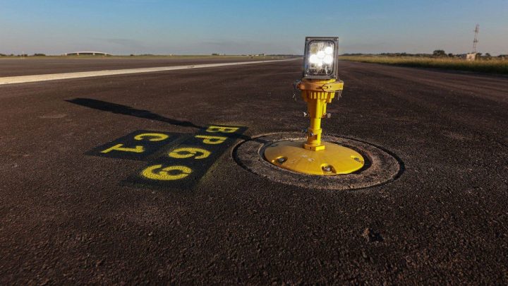 Controladores de Carrasco acuerdan usar sistema de aterrizaje con niebla, pero señalan restricciones