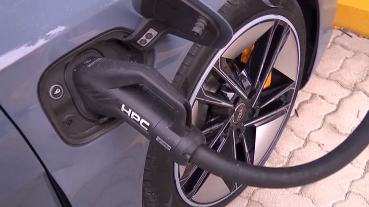 Vehículos eléctricos de más de 30.000 dólares de venta al público comenzarán a tributar Imesi desde enero de 2027